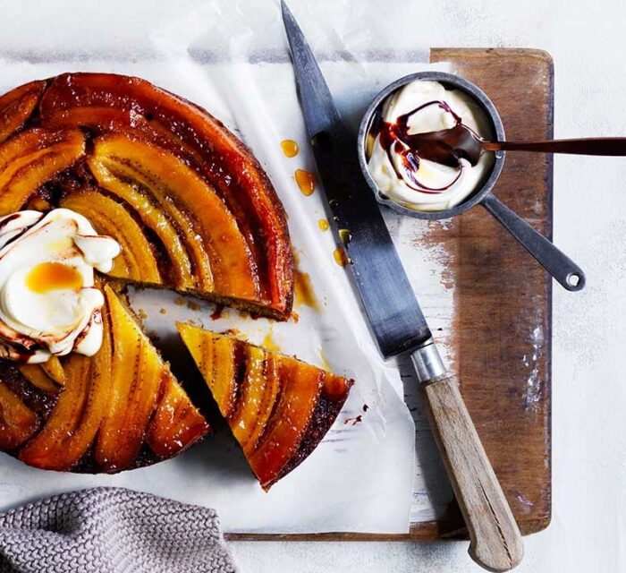 banana bread sur place avec bananes caramélisées et pot de glace à côté