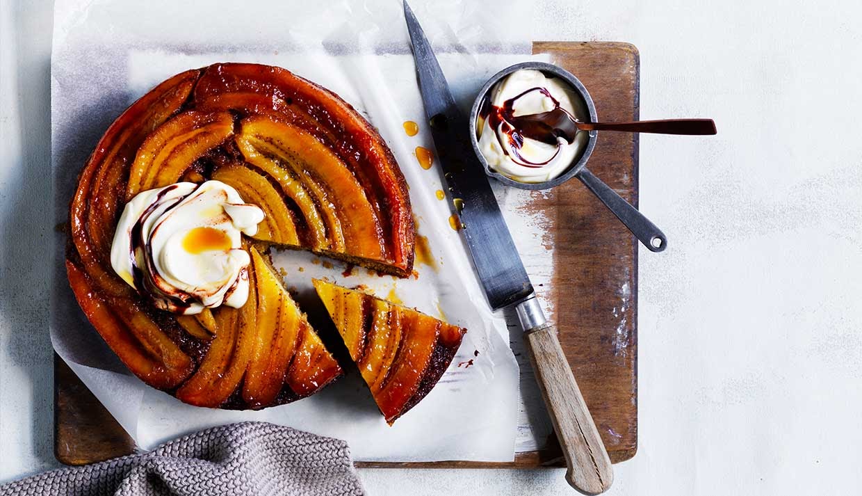 banana bread sur place avec bananes caramélisées et pot de glace à côté