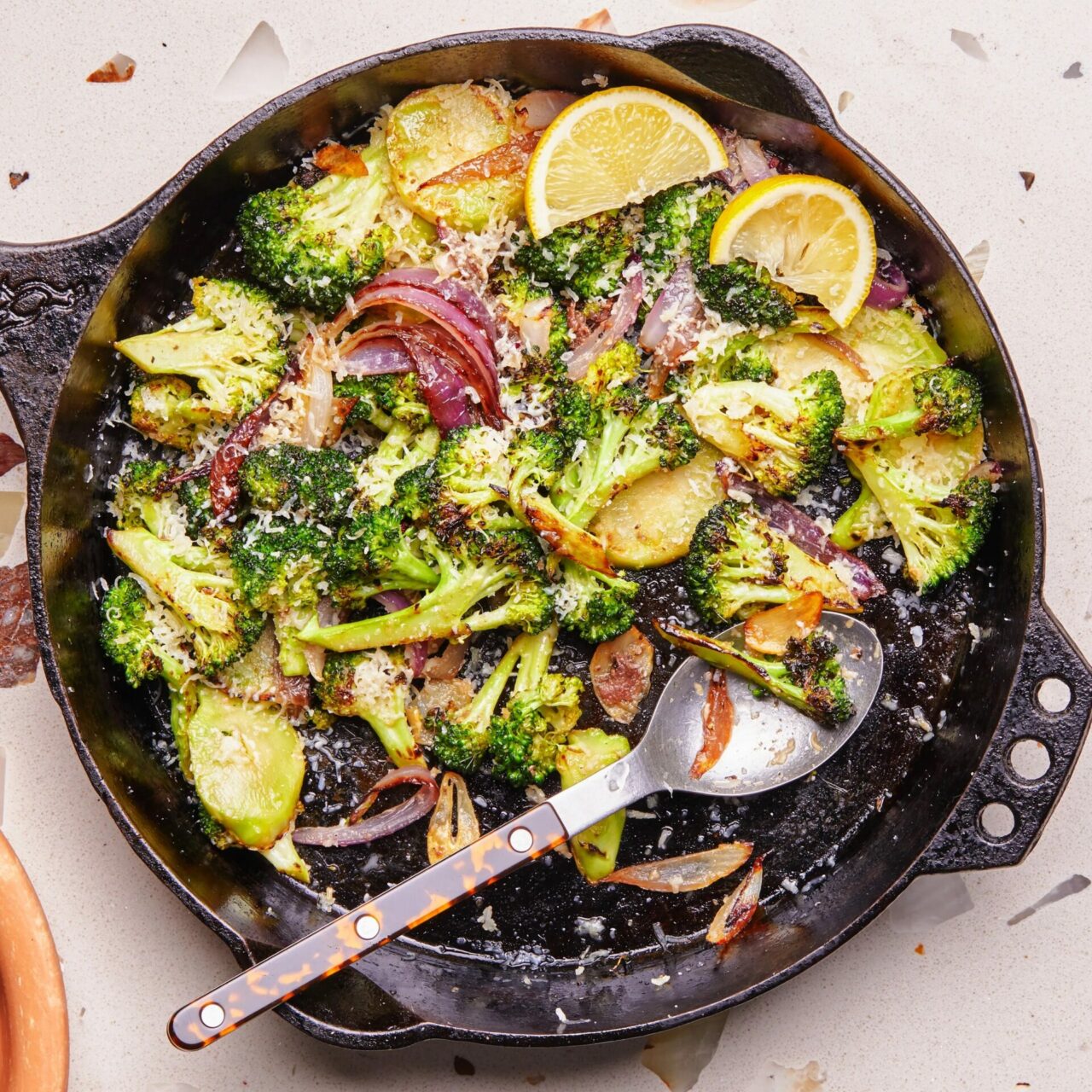 brocolis grillés dans une poêle avec ail, huile d'olive, oignon rouge et citron