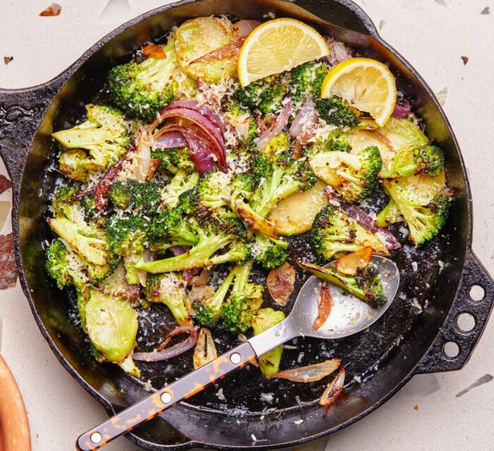 brocolis grillés dans une poêle avec ail, huile d'olive, oignon rouge et citron