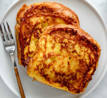 L'ultime pain perdu maison, sur une assiette blanche