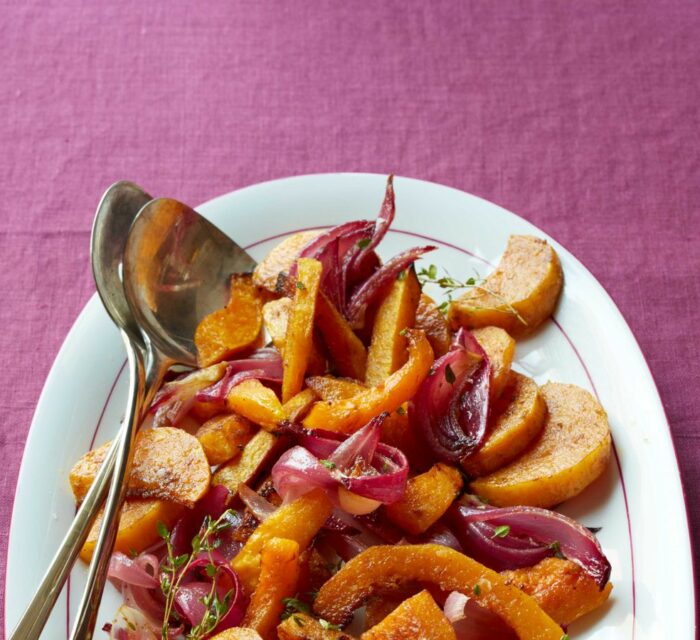 Butternut dans une assiette avec des oignons rouges