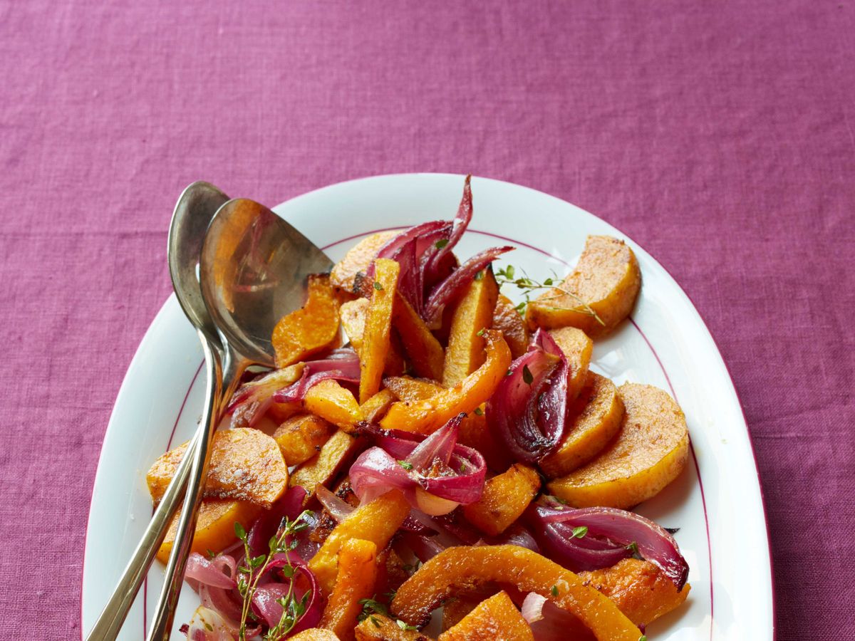 Butternut dans une assiette avec des oignons rouges