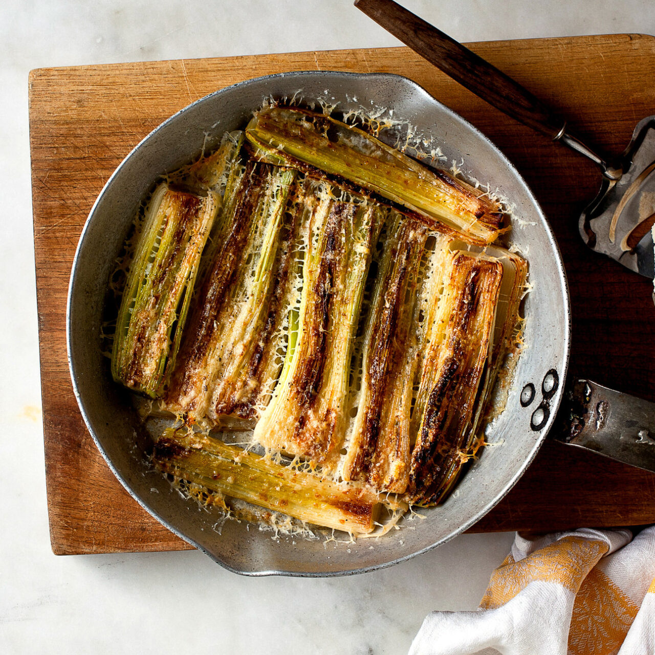 Poireaux au four dans un plat