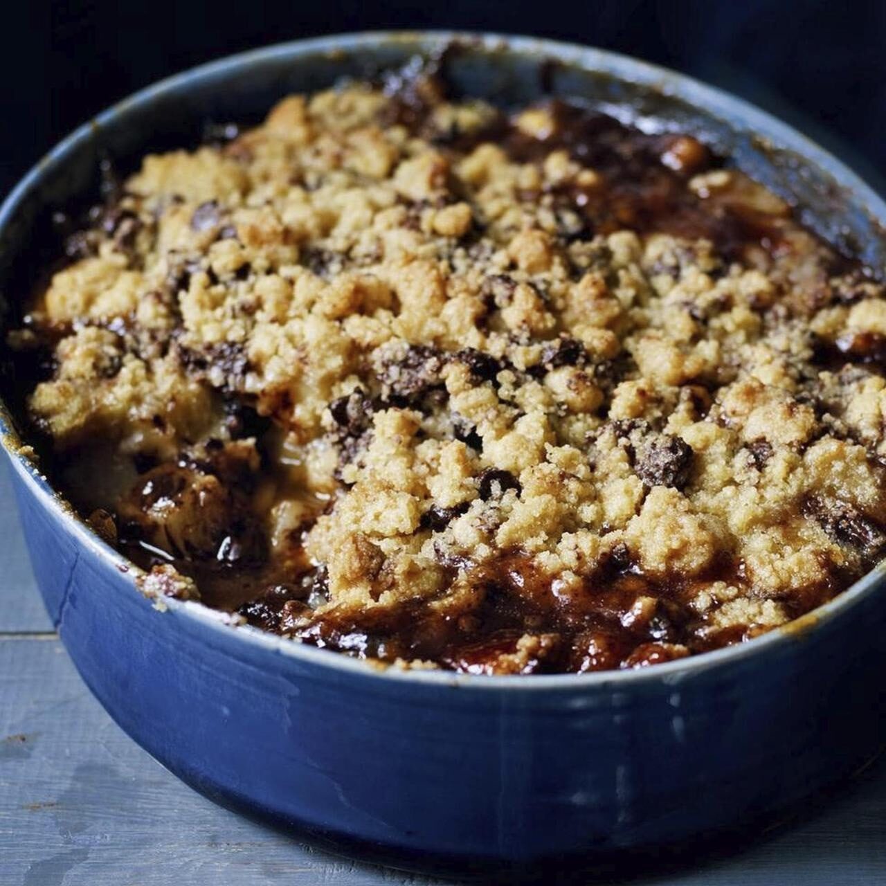 Le crumble aux poires et au chocolat fondant dans un bol bleu