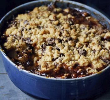 Le crumble aux poires et au chocolat fondant dans un bol bleu