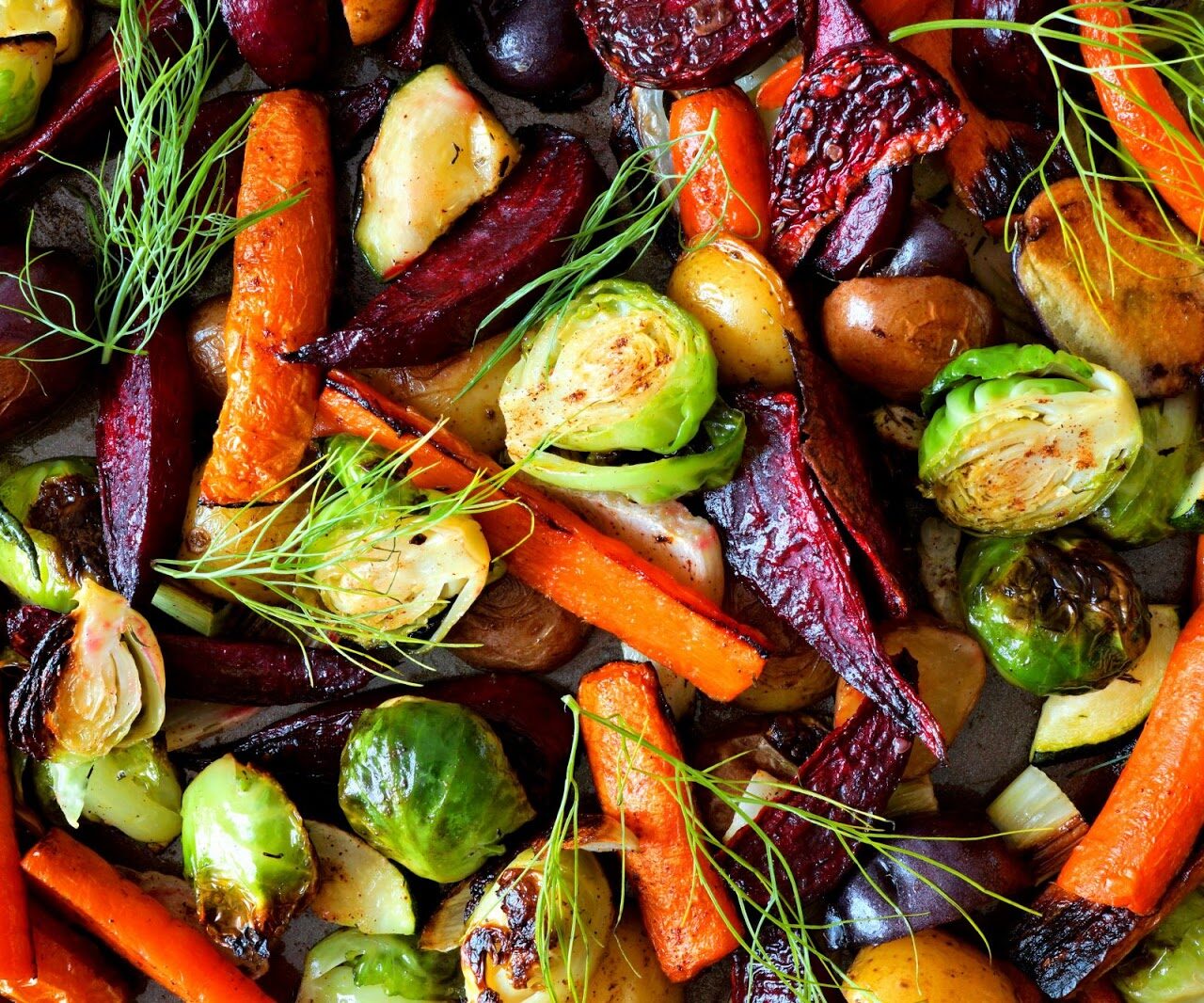 carottes, choux de Bruxelles, oignons rouges, brocolis grillés et rôtis au four