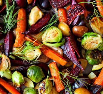 carottes, choux de Bruxelles, oignons rouges, brocolis grillés et rôtis au four