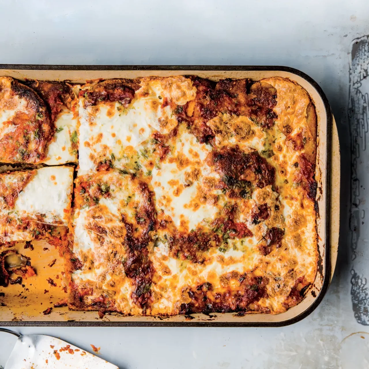 plat d'aubergines parmigiana, gratiné, fromage fondu dans un plar allant au four