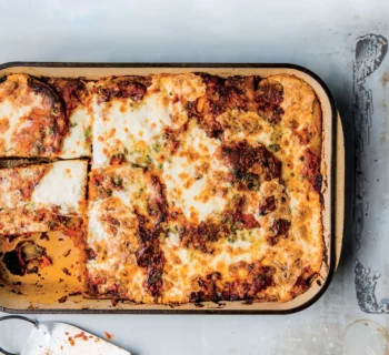 plat d'aubergines parmigiana, gratiné, fromage fondu dans un plar allant au four