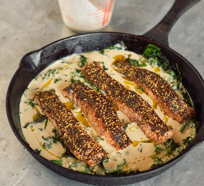 Saumon rôtis dans une poêle allant au four, dans une croûte d'épices, zaatar et sumac, sauce au tahini