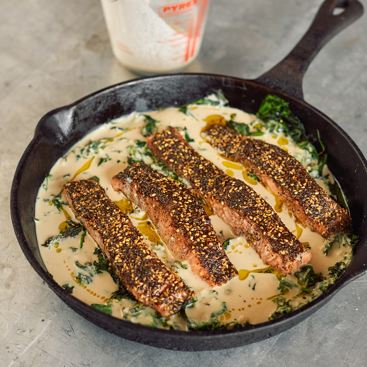 Saumon rôtis dans une poêle allant au four, dans une croûte d'épices, zaatar et sumac, sauce au tahini