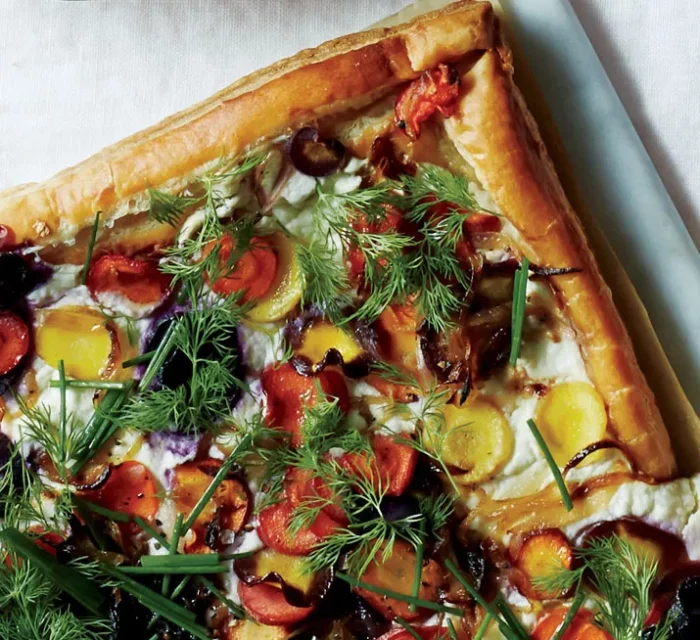 Tarte aux figues et aux légumes avec du yaourt et des herbes