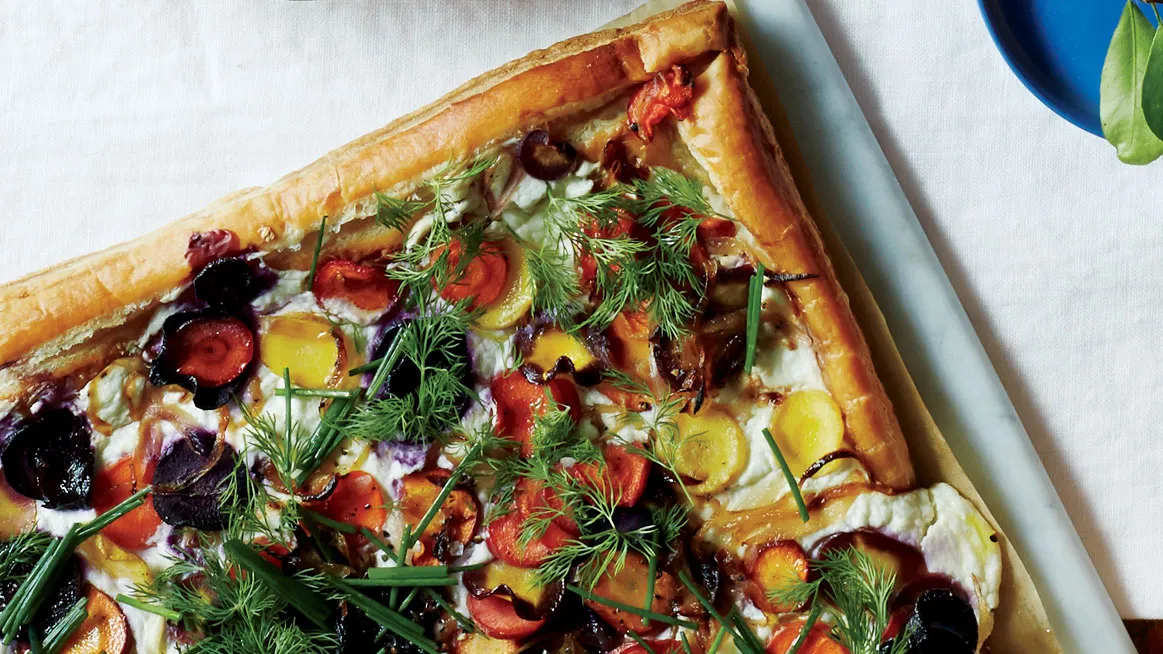 Tarte aux figues et aux légumes avec du yaourt et des herbes