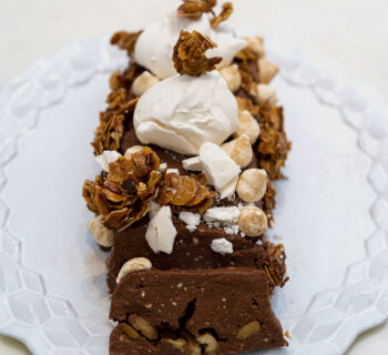 biche sur assiettes avec toopings d'amandes au caramel et méringues