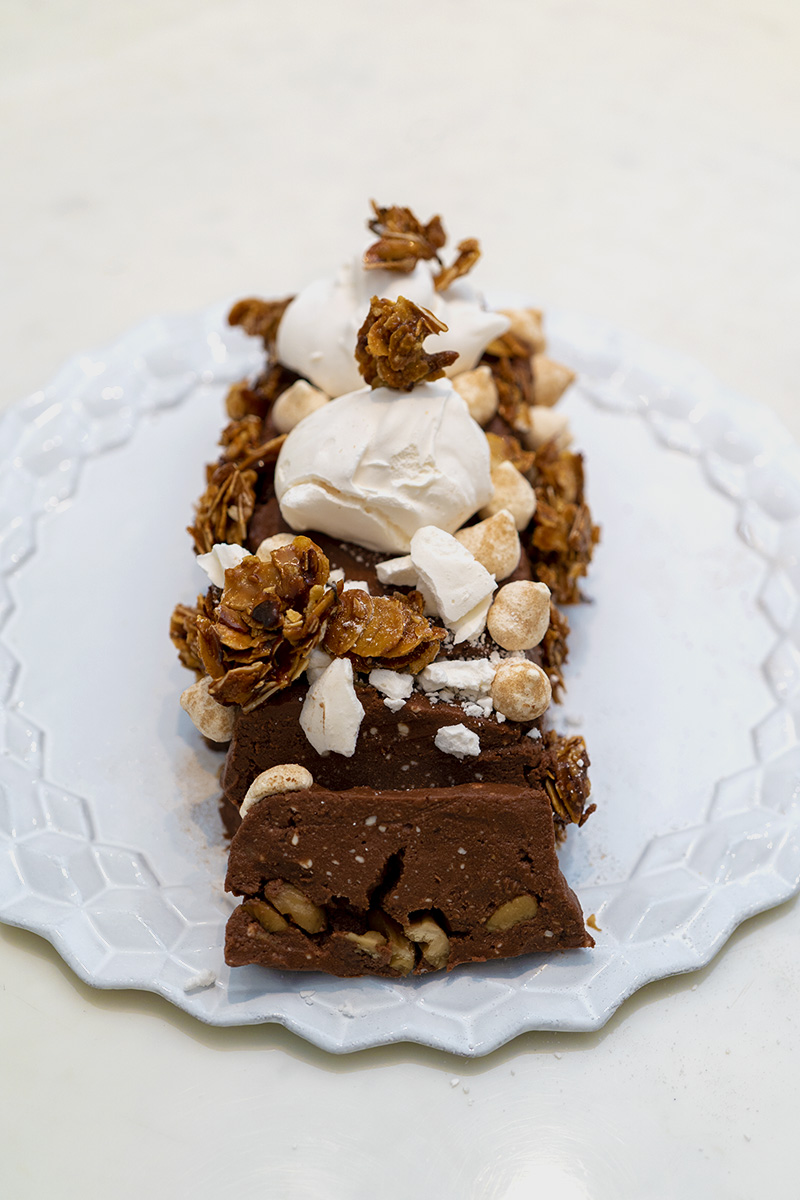 biche sur assiettes avec toopings d'amandes au caramel et méringues