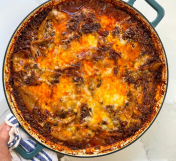 Lasagnes Végétariennes dans une casserole avec du fromage gratiné