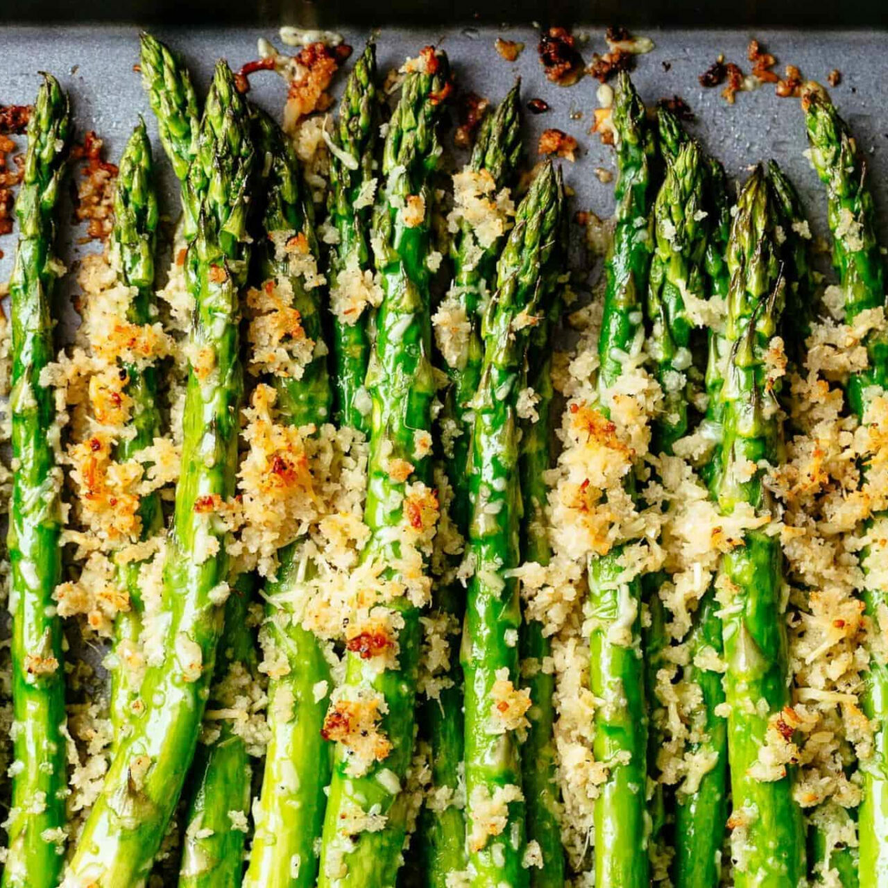 asperges rôties au four avec du parmesan grillé