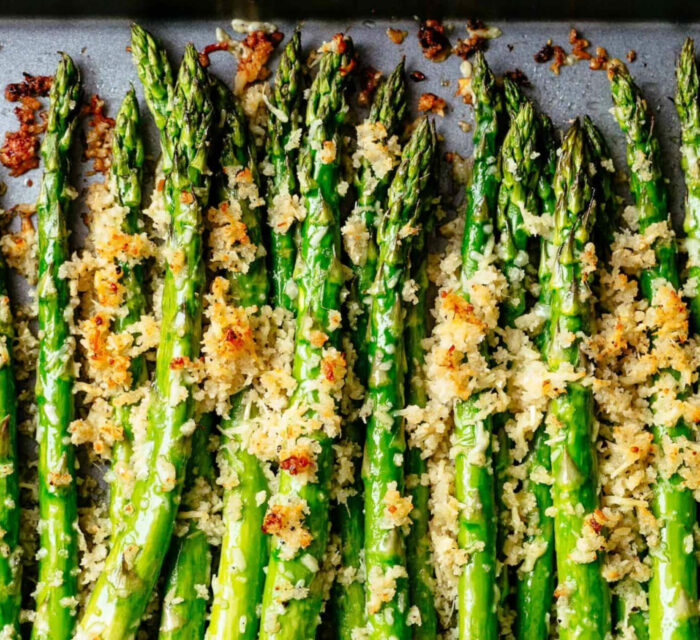 asperges rôties au four avec du parmesan grillé