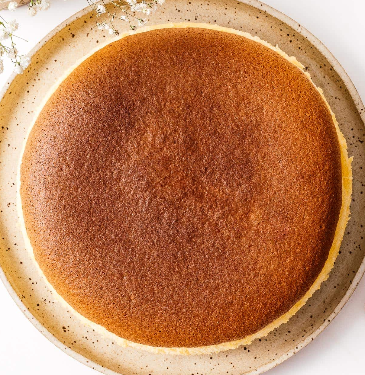 gâteau dans une assiette couleur crème légèrement cuit