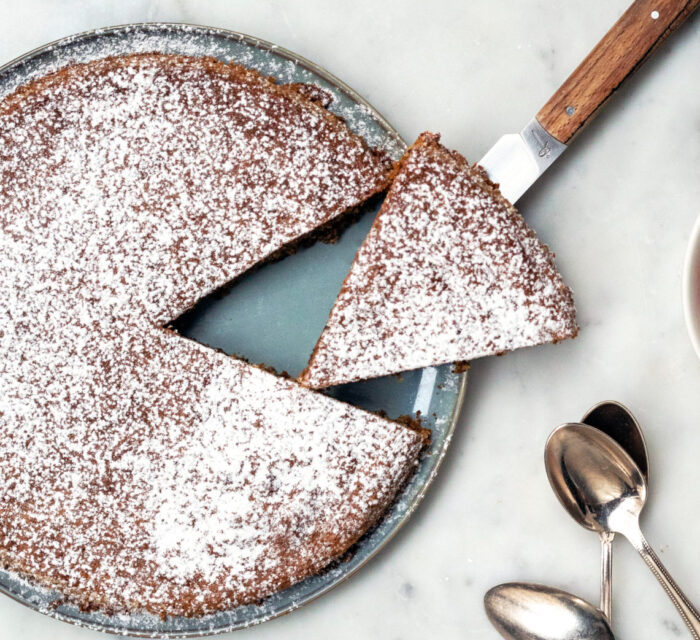 gâteau à la noisette avec du sucre glace par dessus et des cuillères