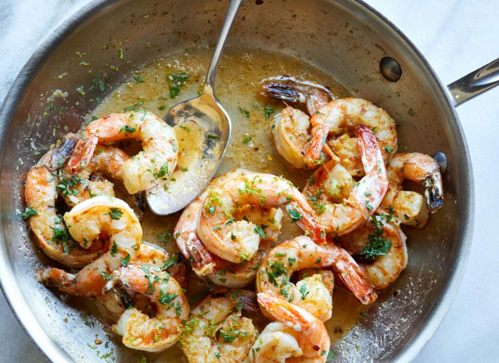 crevettes au gingembre dans une poêle
