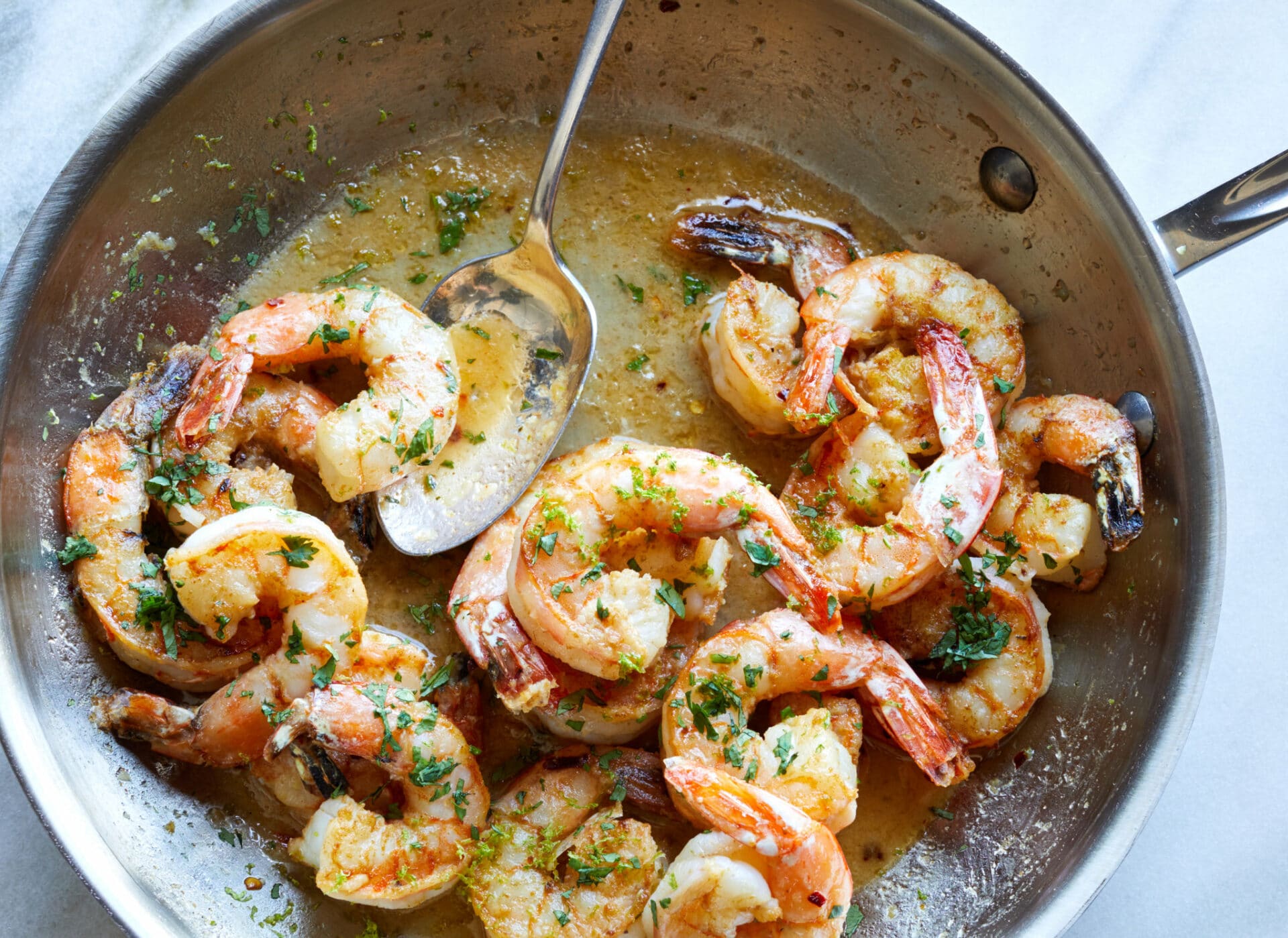 crevettes au gingembre dans une poêle