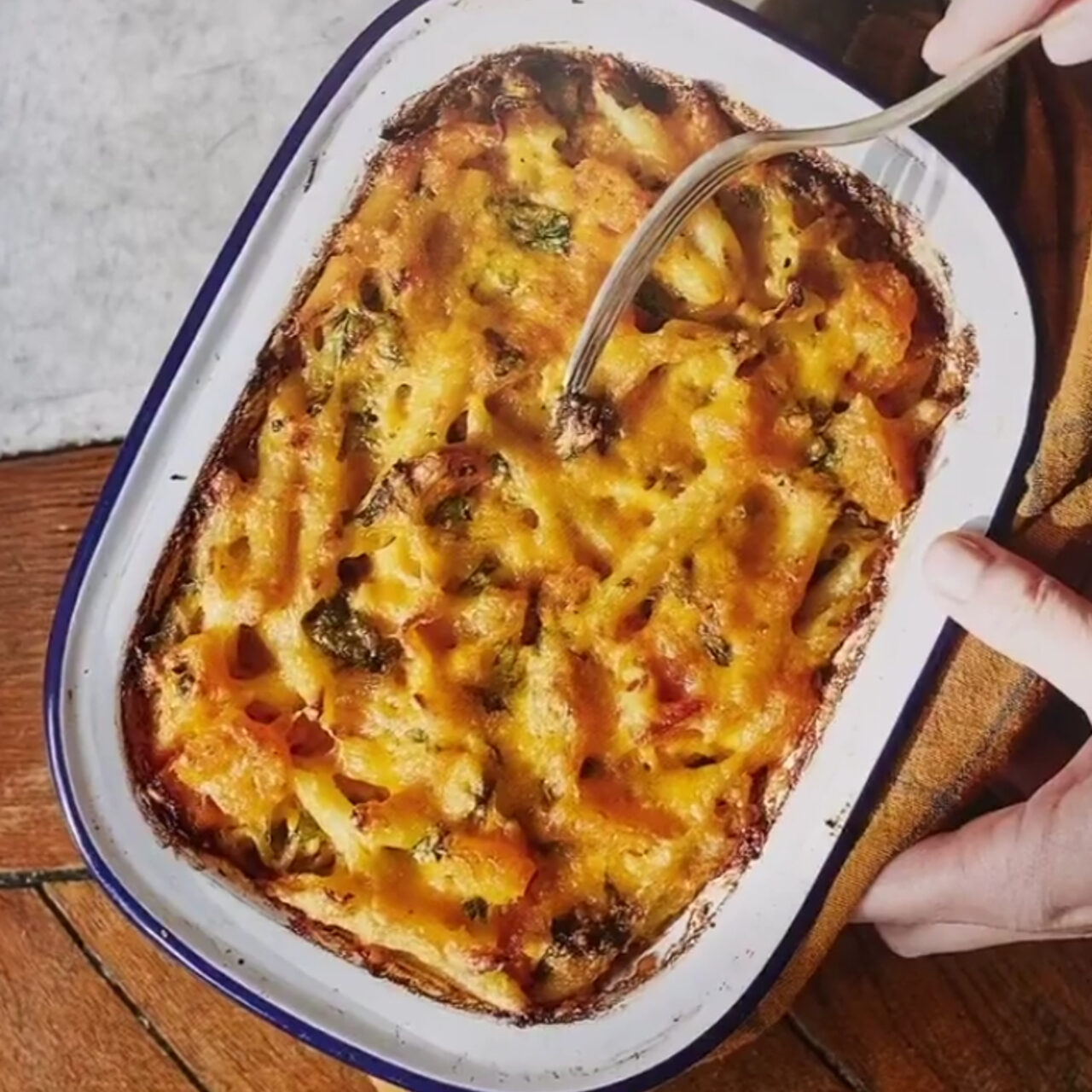 mac and cheese à la courge dans un plat blanc