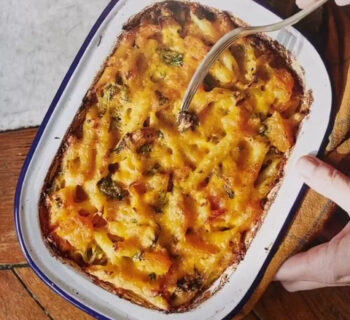 mac and cheese à la courge dans un plat blanc