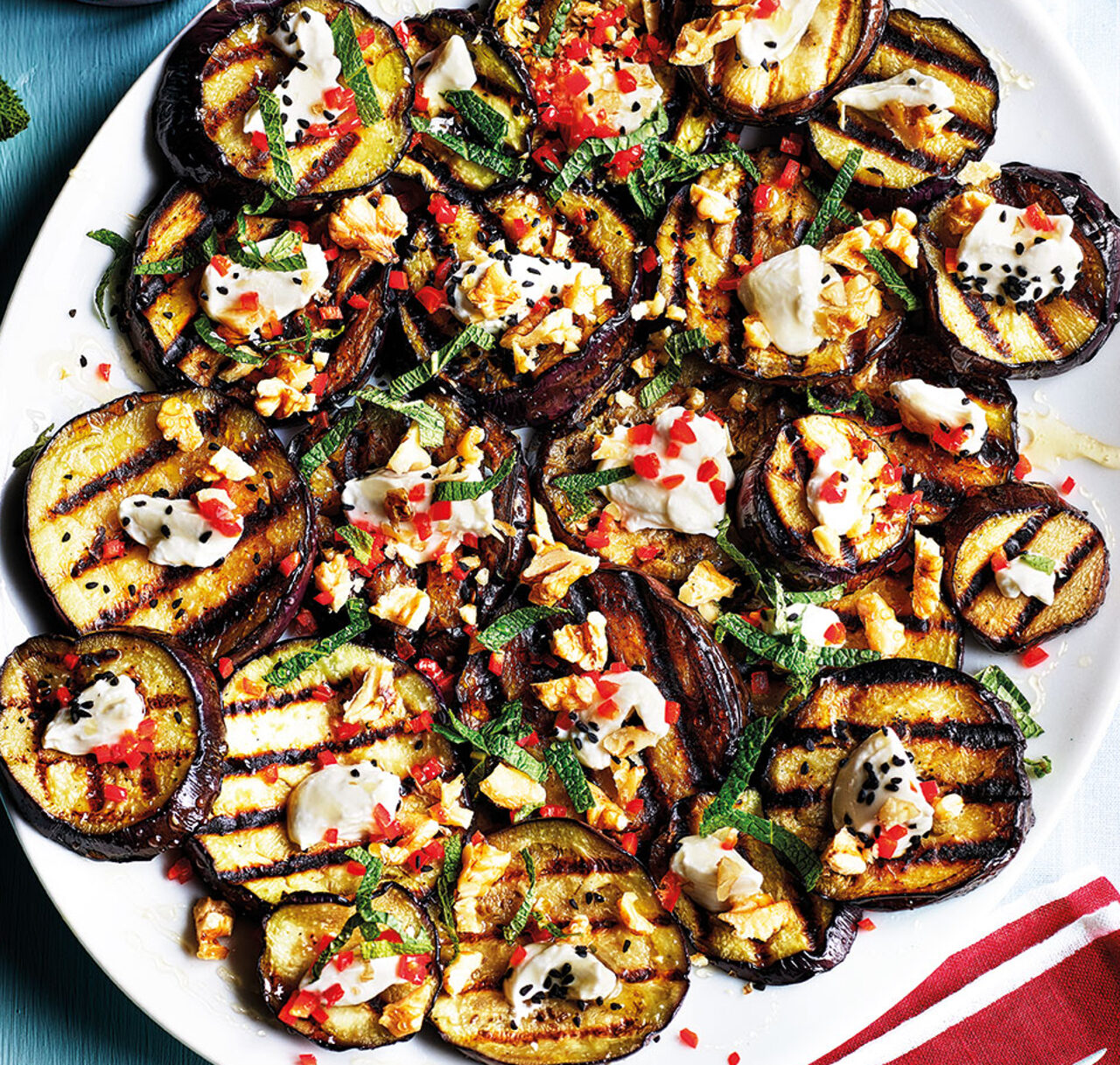 aubergines coupées en rondelles avec de la sauce