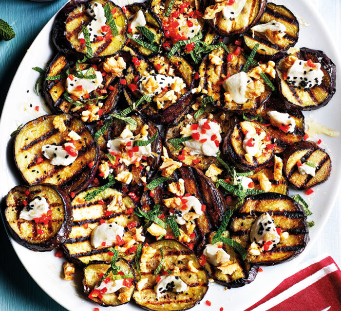 aubergines coupées en rondelles avec de la sauce