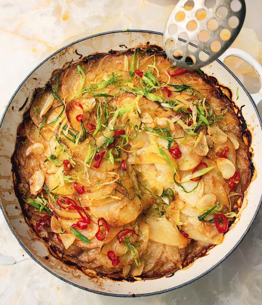 ottolenghi gratin de pommes de terre dans un plat blanc