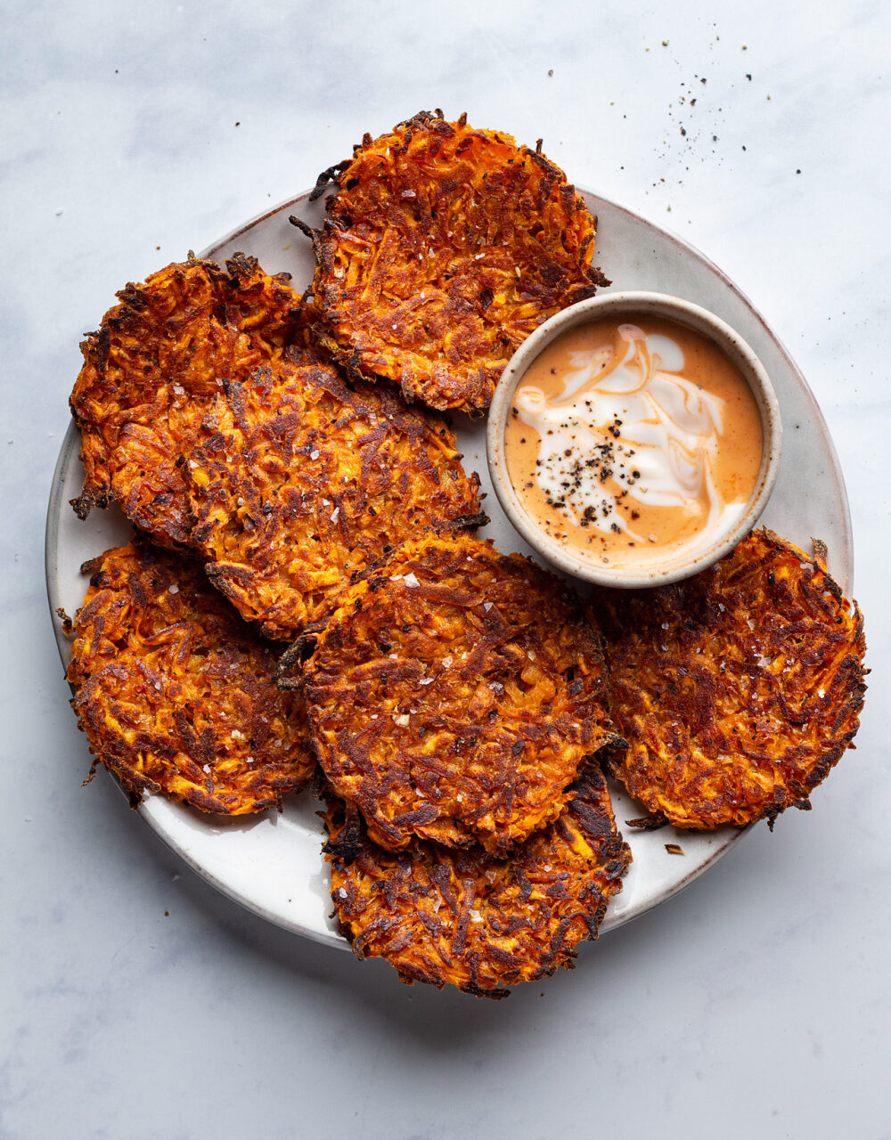 galettes de patate douce avec sauce sur une assiette blanche