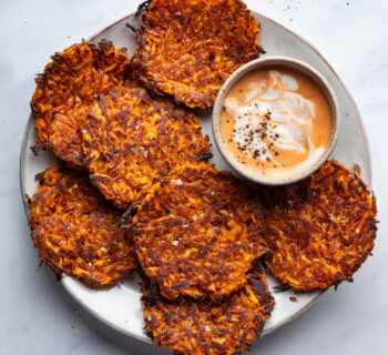 galettes de patate douce avec sauce sur une assiette blanche