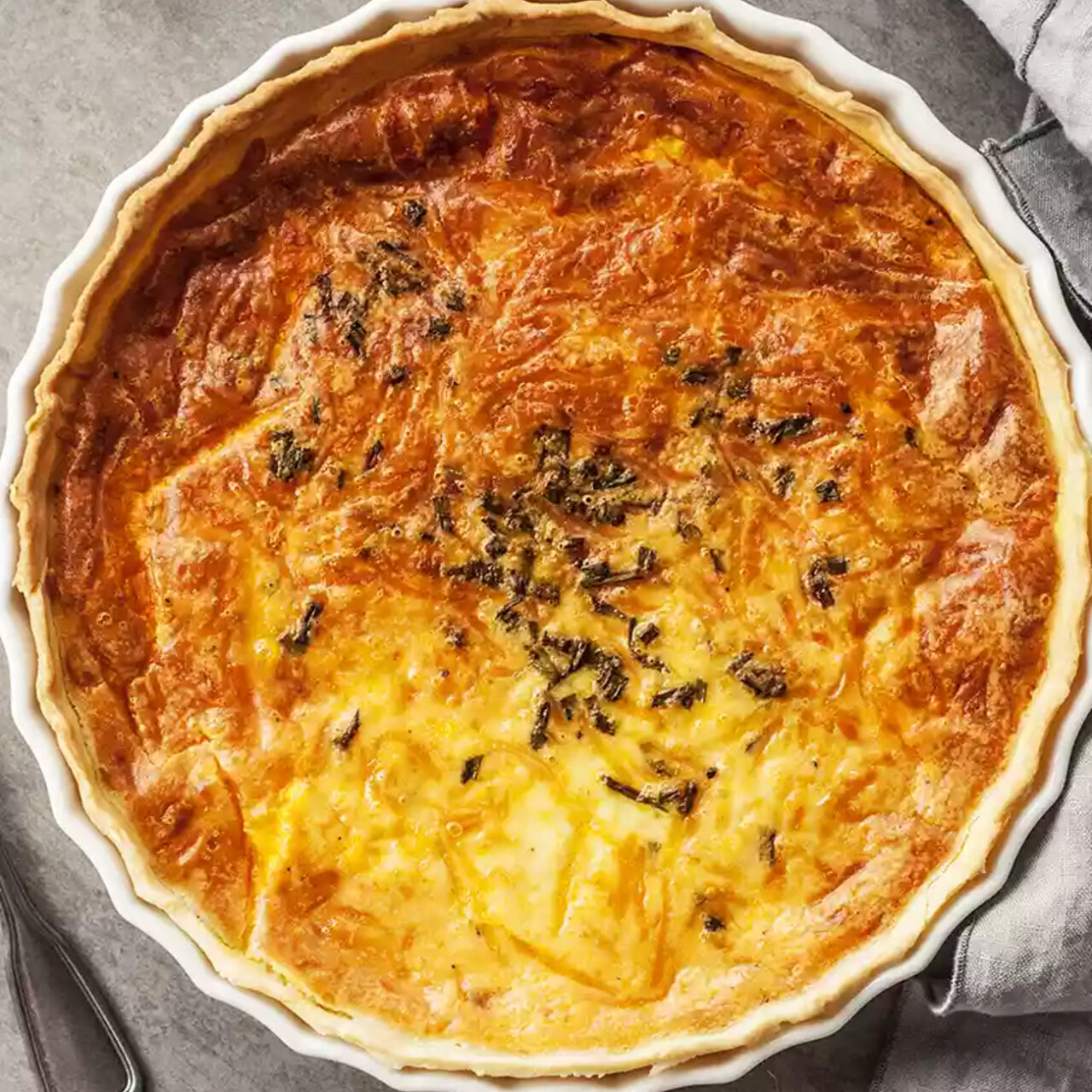 tarte au comté avec des herbes dessus légèrement dorée de Francois-Regis Gaudry