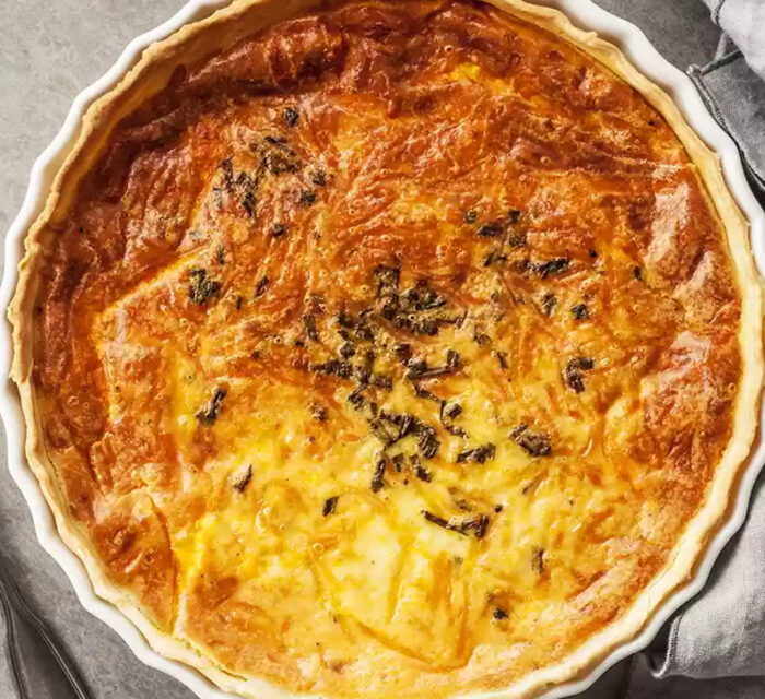 tarte au comté avec des herbes dessus légèrement dorée de Francois-Regis Gaudry