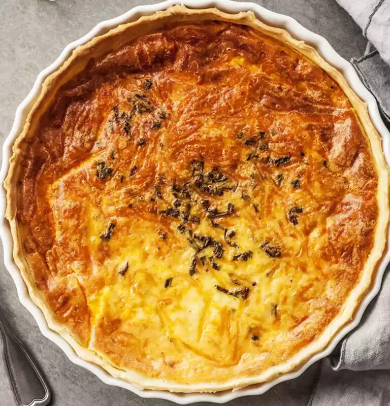 tarte au comté avec des herbes dessus légèrement dorée de Francois-Regis Gaudry
