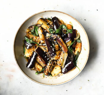 aubergines coupées dans un bol blanc avec de la miso paste