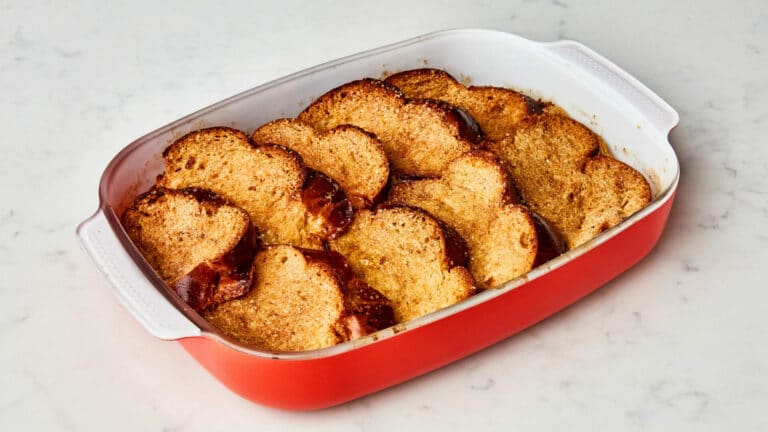 pain perdu dans un plat rouge allant au four