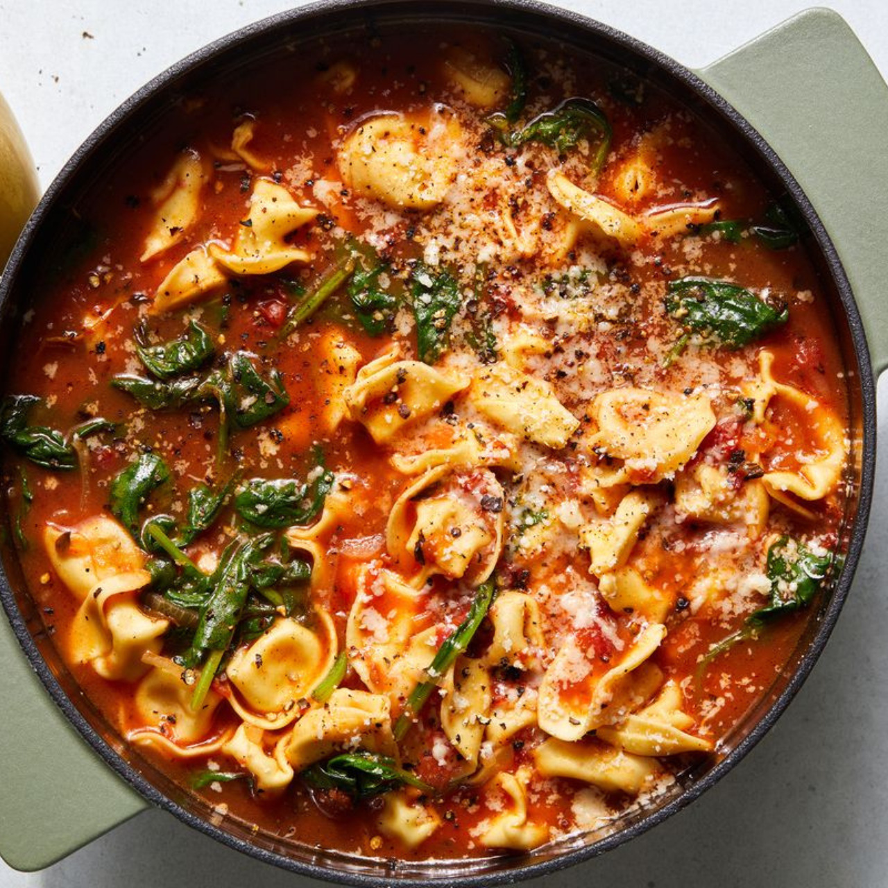 Soupe de tortellini dans un bol noir