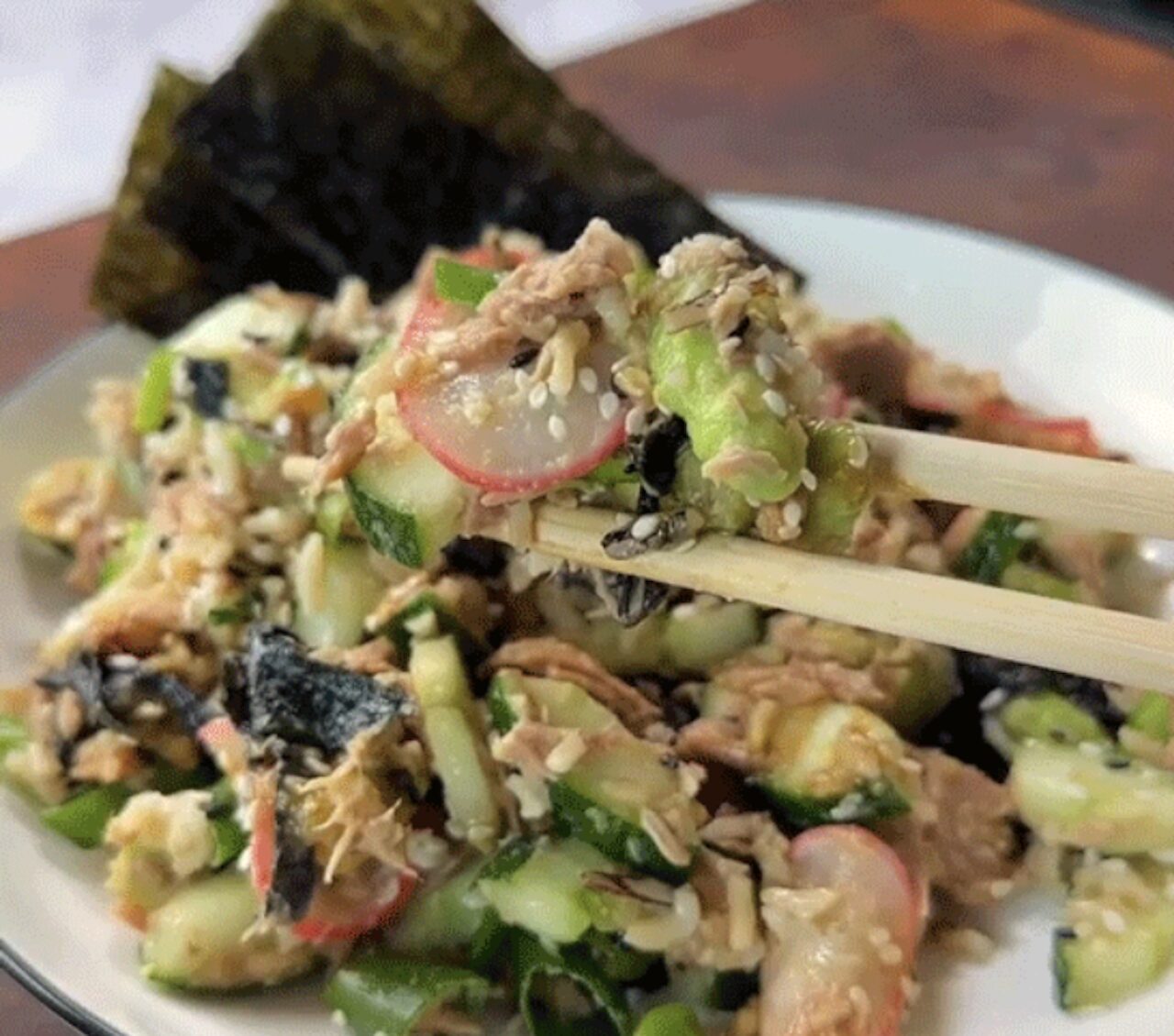 salade sushi avec des feuilles d'algues et des baguettes