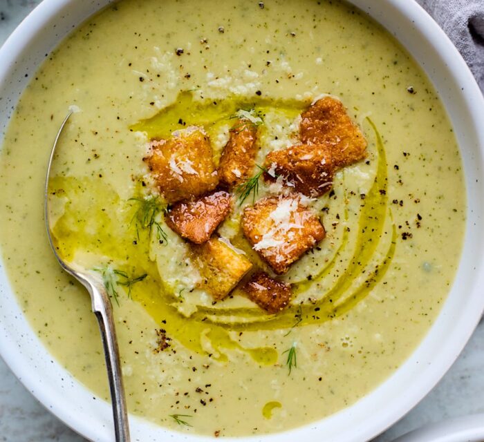 Soupe de courgettes dans un bol blanc avec des croutons