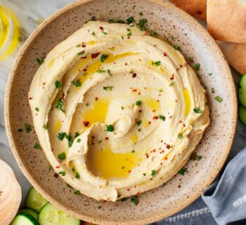 faire son houmous maison, servi avec de l'huile d'olive et des épices