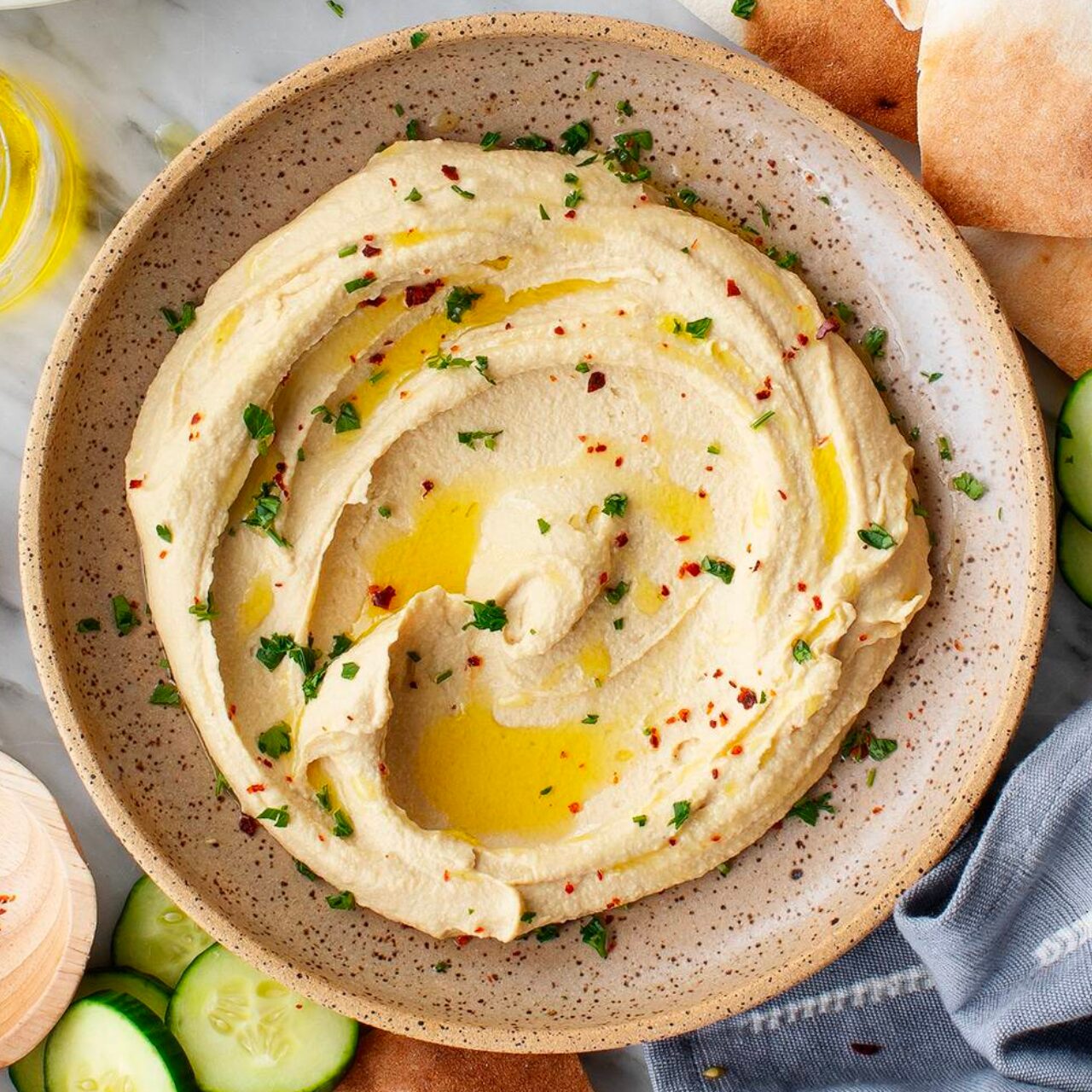 faire son houmous maison, servi avec de l'huile d'olive et des épices