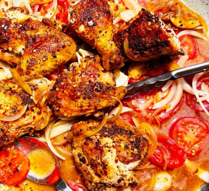 Poulet au vinaigre épicé avec de la tomate, des oignons et autres épices