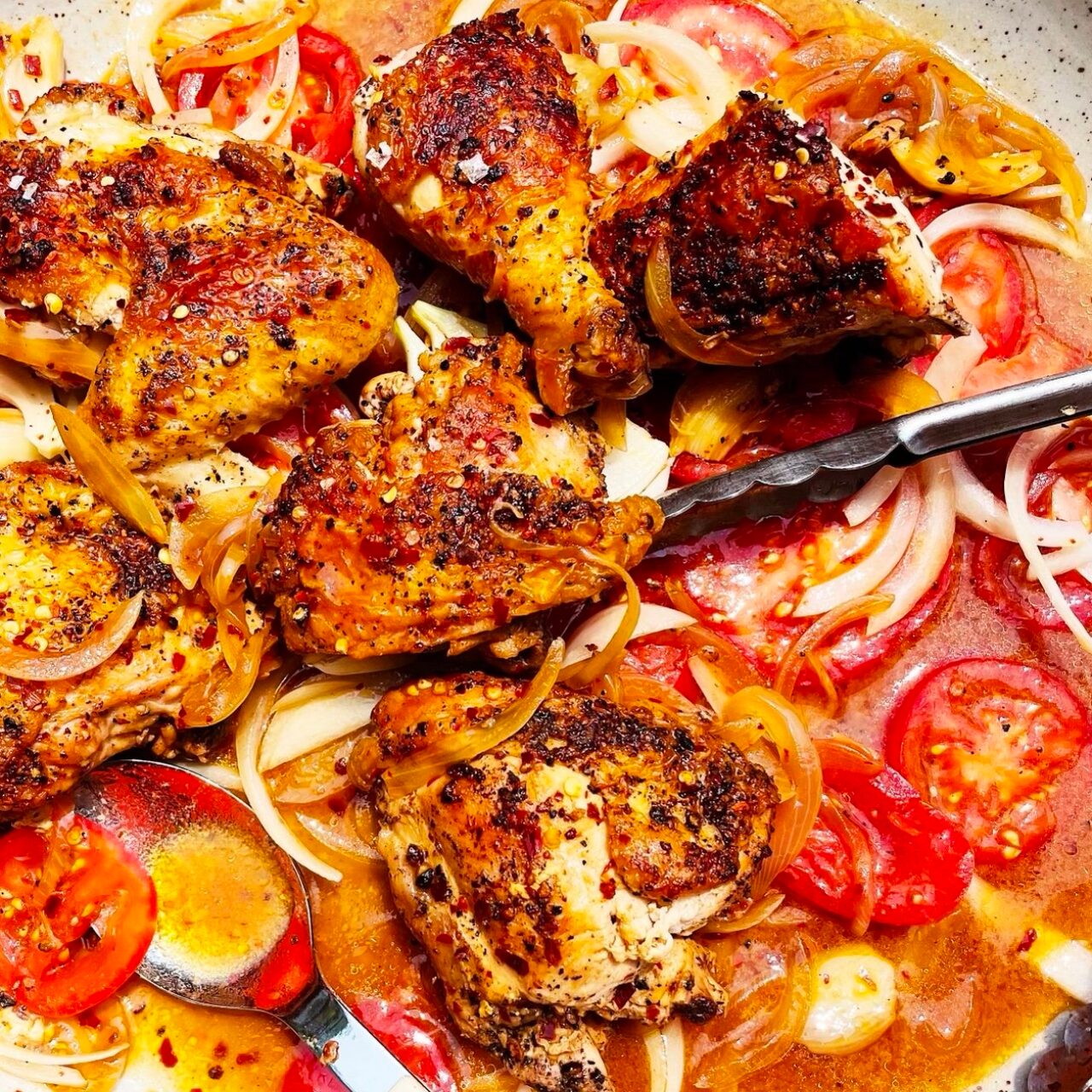 Poulet au vinaigre épicé avec de la tomate, des oignons et autres épices