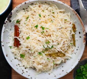 riz indien au cumin servi avec de la coriandre et autres épices dans un bol