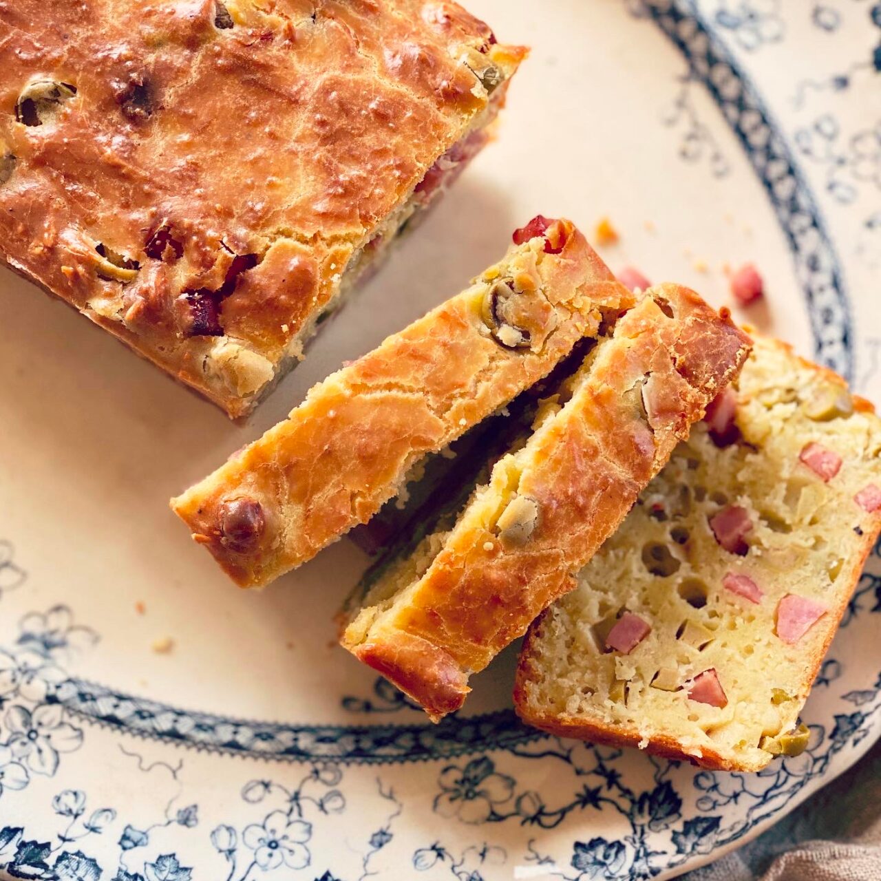 cake jambon fromage olives servi sur une assiette