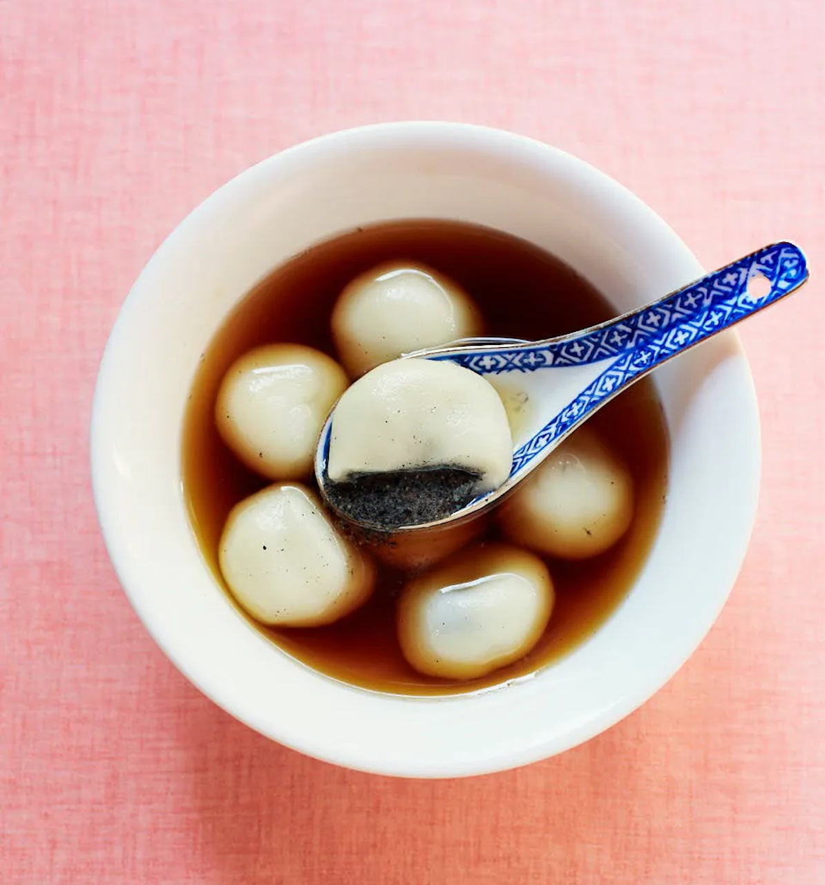 Les tāngyuán de Bao Family, avec une cuillère dans un bol