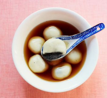 Les tāngyuán de Bao Family, avec une cuillère dans un bol